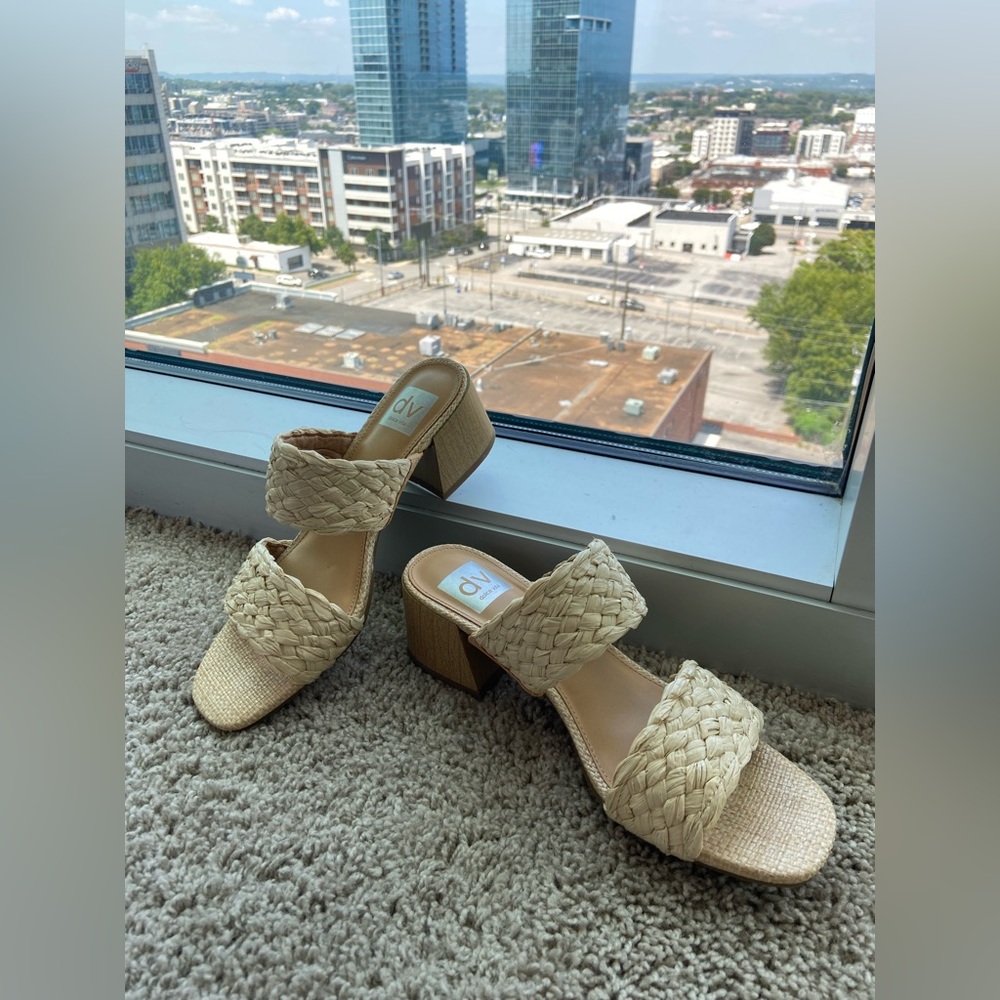 Dolce Vita heel with raffia